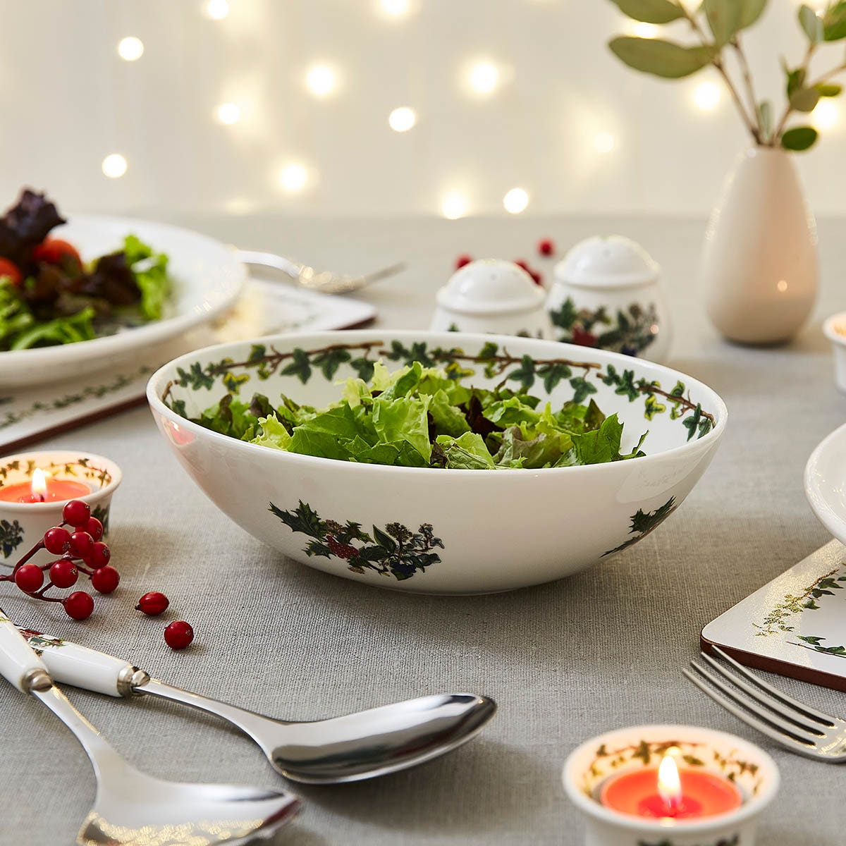 The Holly and the Ivy Oval Nesting Bowl